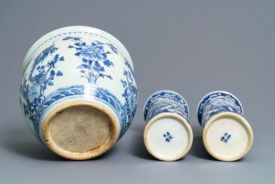 Quatre vases et une jardini&egrave;re en porcelaine de Chine bleu et blanc, 19&egrave;me