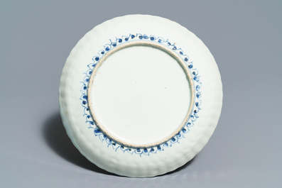 Une coupe &eacute;ventail de type ko-sometsuke et une assiette de type kraak en porcelaine de Chine bleu et blanc, Wanli/Tianqi