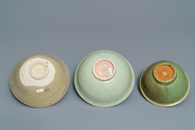 Twee Chinese Longquan celadon schotels en drie kommen, Song/Ming