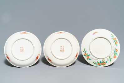 Dix assiettes et plats en porcelaine de Chine famille rose, 19/20&egrave;me
