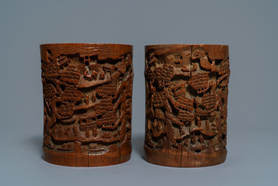 Twee Chinese bamboe penselenbekers en vijf houten sokkels, 19/20e eeuw