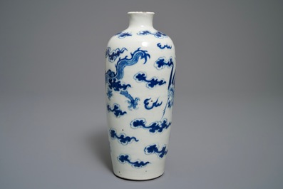 Een Chinese blauwwitte 'Bleu de Hue' meiping vaas voor de Vietnamese markt, 19e eeuw