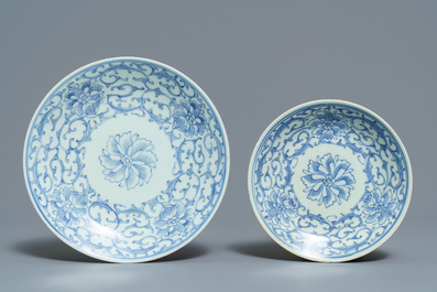 Twee blauwwitte Chinese borden en een kom, Kangxi en 19e eeuw