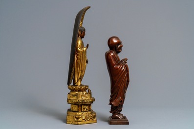Une figure de Bouddha en bois dor&eacute; et un okimono figurant Daruma, Meiji, 19&egrave;me