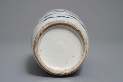 Un vase de forme meiping en porcelaine de Chine 'Bleu de Hue' pour le Vietnam, 19&egrave;me