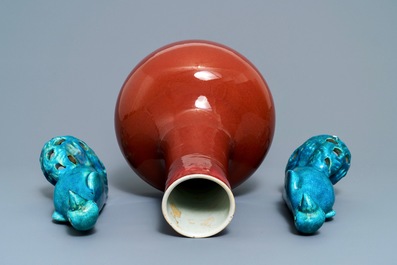 A Chinese sang de boeuf bottle vase and a pair of turquoise-glazed parrots, 19/20th C.