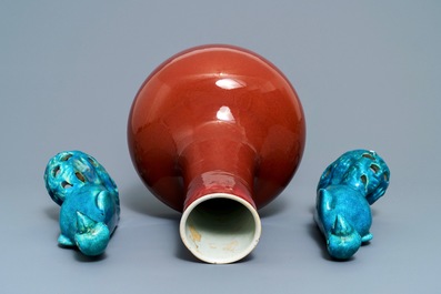 Un vase de forme bouteille en porcelaine de Chine sang de boeuf et deux perroquets en turquoise, 19/20&egrave;me