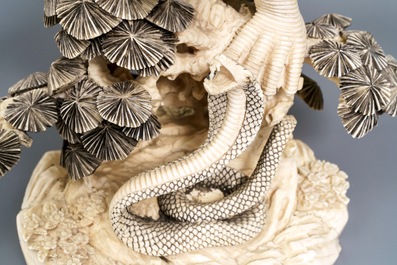 Un mod&egrave;le d'un aigle au serpent en ivoire sculpt&eacute;, Chine, vers 1930