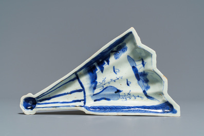 Une coupe &eacute;ventail de type ko-sometsuke et une assiette de type kraak en porcelaine de Chine bleu et blanc, Wanli/Tianqi