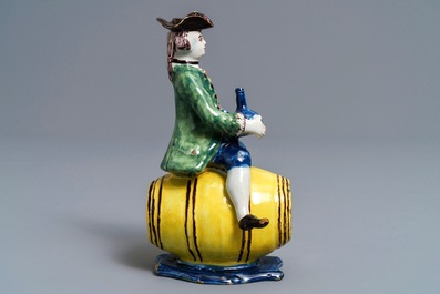 Une figure d'un homme sur tonneau en fa&iuml;ence de Delft polychrome, 18&egrave;me