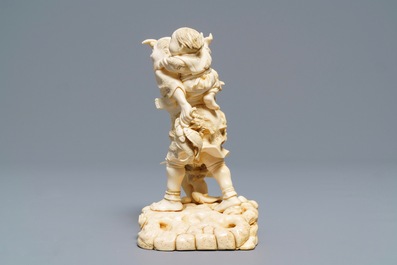 Un okimono sign&eacute; en ivoire sculpt&eacute;, Japon, Meiji, 19&egrave;me