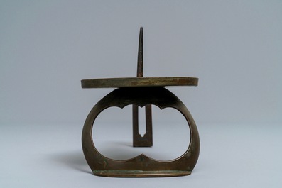 Une paire de bougeoirs de type shokudai en bronze et un exemplaire plus petit, Meiji/Showa, 19/20&egrave;me