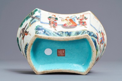 Een Chinese famille rose kom in de vorm van een goudstaaf, Tongzhi merk en periode