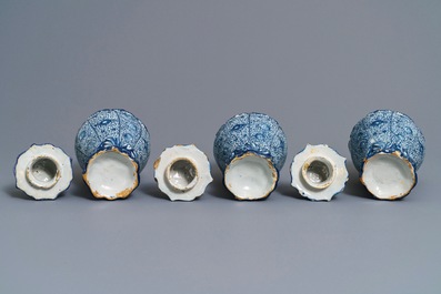 Trois vases couverts en fa&iuml;ence de Delft bleu et blanc aux prises en forme de chiens, 18&egrave;me