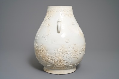 Un vase de forme hu en porcelaine de Chine monochrome, marque de Qianlong, 20&egrave;me