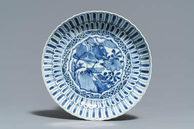 Une coupe &eacute;ventail de type ko-sometsuke et une assiette de type kraak en porcelaine de Chine bleu et blanc, Wanli/Tianqi