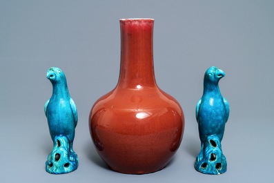 Un vase de forme bouteille en porcelaine de Chine sang de boeuf et deux perroquets en turquoise, 19/20&egrave;me