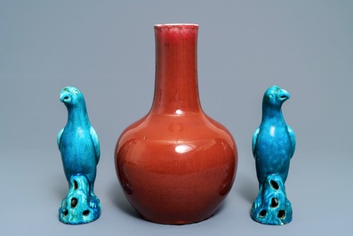 A Chinese sang de boeuf bottle vase and a pair of turquoise-glazed parrots, 19/20th C.