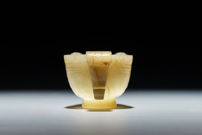 Een Chinese lichtgele jade libation cup, 19th C.