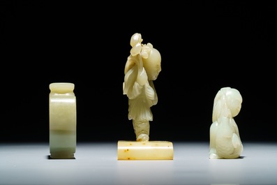 Een Chinese jade snuiffles en twee figuren van jongens, 19/20e eeuw