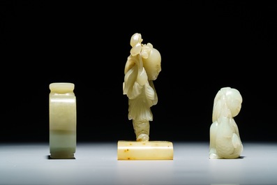 A Chinese jade snuff bottle and two figures of boys, 19/20th C.
