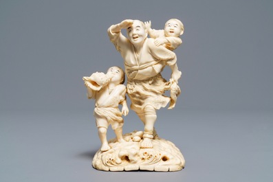 Un okimono sign&eacute; en ivoire sculpt&eacute;, Japon, Meiji, 19&egrave;me