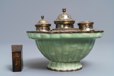 Een Chinese celadon kom met zilveren inktstel, twee etuis, een hoornen stempel en een lorgnet, 19/20e eeuw