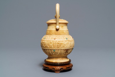 Un vase couvert en ivoire incrust&eacute; de corail et turquoise, 1&egrave;re moiti&eacute; du 20&egrave;me
