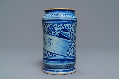 Een blauwwitte Antwerpse majolica albarello met decor 'alla porcelana', 2e helft 16e eeuw