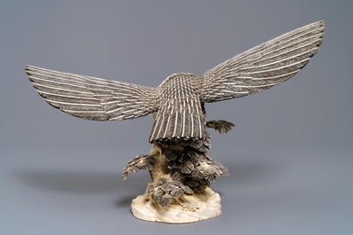 Un mod&egrave;le d'un aigle au serpent en ivoire sculpt&eacute;, Chine, vers 1930