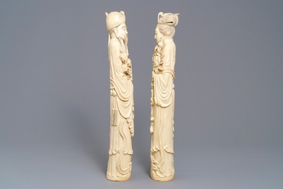 Une paire de grandes figures en ivoire sculpt&eacute;, Chine, 19&egrave;me