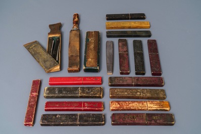Vijftien scheermessen in originele doosjes en enkele barbiersbenodigdheden, 20e eeuw