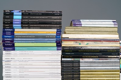 Un lot de 132 catalogues de ventes d'arts d'Asie, la plupart de Sotheby's dont un nombre d'importants