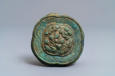 Deux boucles de ceinture en bronze incrust&eacute; et un orn&eacute;ment, Zhou ou Han