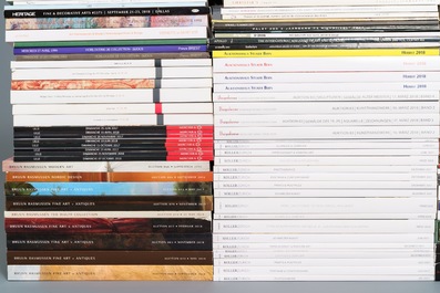 Een collectie boeken en veilingcatalogi over Europese toegepaste kunst