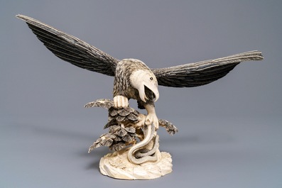 Een Chinees ivoren model van een adelaar met een slang, ca. 1930