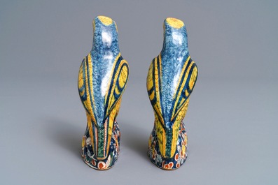 Une paire de mod&egrave;les de perroquets en fa&iuml;ence de Delft polychrome, 18&egrave;me