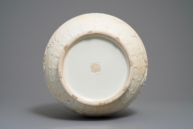 Een Chinese monochrome cr&egrave;mekleurige hu vaas met reli&euml;fdecor, Qianlong merk, 20e eeuw