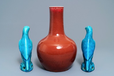A Chinese sang de boeuf bottle vase and a pair of turquoise-glazed parrots, 19/20th C.