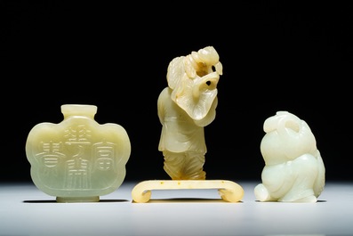 Une tabati&egrave;re et deux figures de gar&ccedil;ons en jade sculpt&eacute;, Chine, 19/20&egrave;me