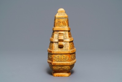 Un vase couvert de forme archa&iuml;que en ivoire sur socle en bois, Chine, vers 1900