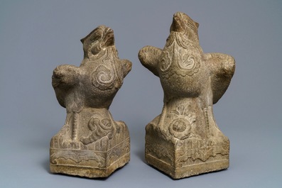Une paire de grands mod&egrave;les de ph&eacute;nix en pierre sculpt&eacute;e, Chine, Yuan ou Ming