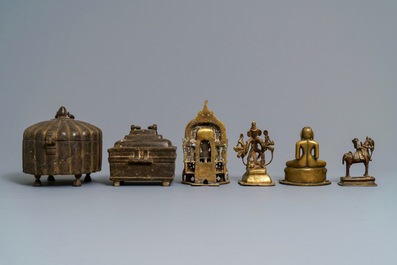Vier Indische Gujarat bronzen votieve beelden en twee bronzen dekseldozen, 16e eeuw en later