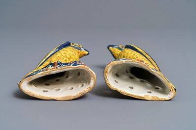 Une paire de mod&egrave;les de perroquets en fa&iuml;ence de Delft polychrome, 18&egrave;me