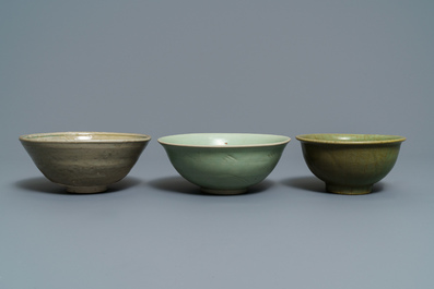 Deux plats et trois bols en porcelaine de Chine c&eacute;ladon de Longquan, Song/Ming