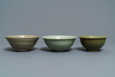 Twee Chinese Longquan celadon schotels en drie kommen, Song/Ming