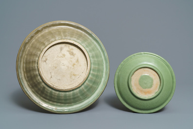 Twee Chinese Longquan celadon schotels en drie kommen, Song/Ming