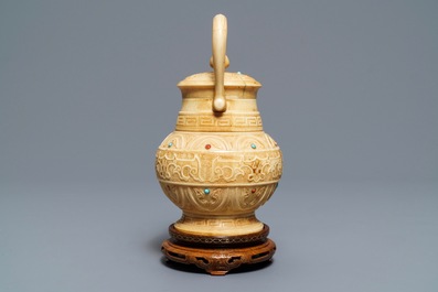 Un vase couvert en ivoire incrust&eacute; de corail et turquoise, 1&egrave;re moiti&eacute; du 20&egrave;me