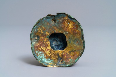 Deux boucles de ceinture en bronze incrust&eacute; et un orn&eacute;ment, Zhou ou Han