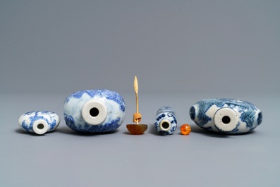 Vier Chinese blauwwitte porseleinen snuifflessen, 19/20e eeuw